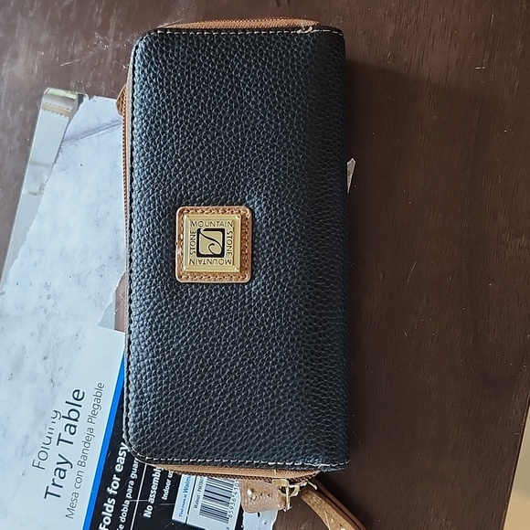 Black Mountain Wallet - Picture 2 of 9